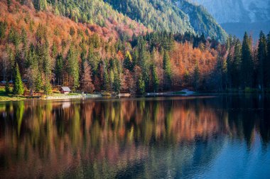 Güz mevsiminde güzel Fusine Gölleri, Friuli Venezia Giulia bölgesi, İtalya