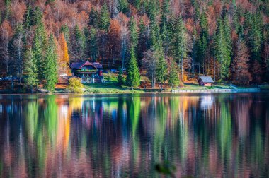 Güz mevsiminde güzel Fusine Gölleri, Friuli Venezia Giulia bölgesi, İtalya