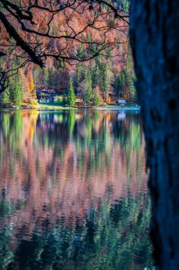 Güz mevsiminde güzel Fusine Gölleri, Friuli Venezia Giulia bölgesi, İtalya