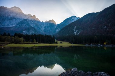 Fusine Lakes 'in güzel manzarası, popüler seyahat merkezi, Tarvisio, Udine ili, Friuli Venezia Giulia bölgesi.