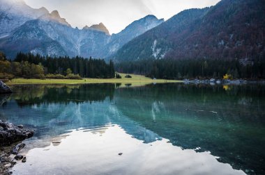 Fusine Lakes 'in güzel manzarası, popüler seyahat merkezi, Tarvisio, Udine ili, Friuli Venezia Giulia bölgesi.