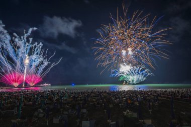 İtalya 'nın Lignano Sabbiadoro kenti yakınlarında gece gökyüzünde havai fişekler