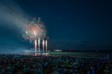 İtalya 'nın Lignano Sabbiadoro kenti yakınlarında gece gökyüzünde havai fişekler