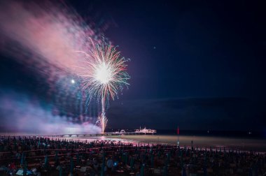 İtalya 'nın Lignano Sabbiadoro kenti yakınlarında gece gökyüzünde havai fişekler