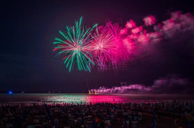 İtalya 'nın Lignano Sabbiadoro kenti yakınlarında gece gökyüzünde havai fişekler