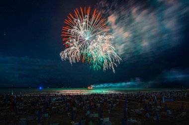 İtalya 'nın Lignano Sabbiadoro kenti yakınlarında gece gökyüzünde havai fişekler