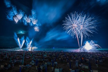 İtalya 'nın Lignano Sabbiadoro kenti yakınlarında gece gökyüzünde havai fişekler