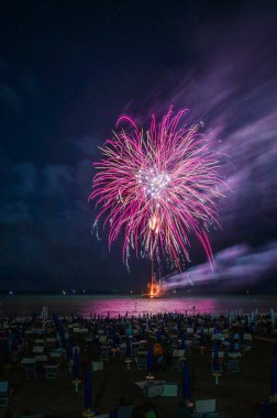 İtalya 'nın Lignano Sabbiadoro kenti yakınlarında gece gökyüzünde havai fişekler