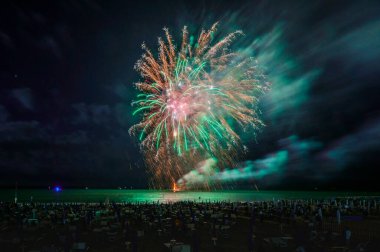 İtalya 'nın Lignano Sabbiadoro kenti yakınlarında gece gökyüzünde havai fişekler