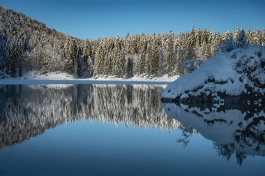 Fusine göllerinin güzel kış manzarası, İtalya