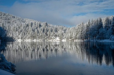 Fusine göllerinin güzel kış manzarası, İtalya