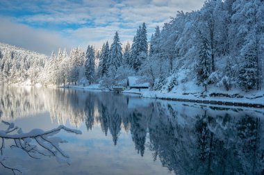 Fusine göllerinin güzel kış manzarası, İtalya