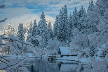 Fusine göllerinin güzel kış manzarası, İtalya