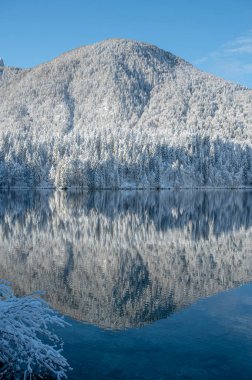Fusine göllerinin güzel kış manzarası, İtalya