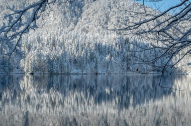 Fusine göllerinin güzel kış manzarası, İtalya