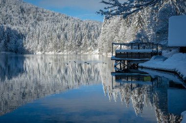 Fusine göllerinin güzel kış manzarası, İtalya
