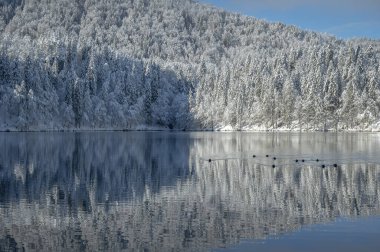 Fusine göllerinin güzel kış manzarası, İtalya
