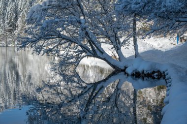 Fusine göllerinin güzel kış manzarası, İtalya