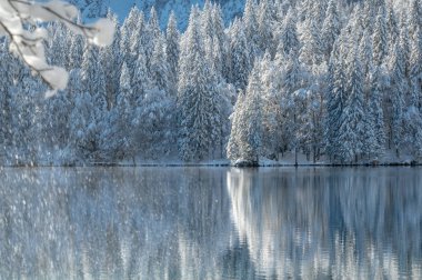 Fusine göllerinin güzel kış manzarası, İtalya