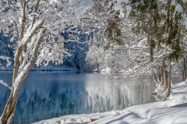 Fusine göllerinin güzel kış manzarası, İtalya