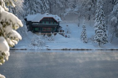 Fusine göllerinin güzel kış manzarası, İtalya