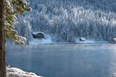 Fusine göllerinin güzel kış manzarası, İtalya