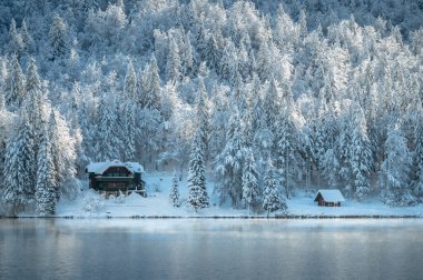 Fusine göllerinin güzel kış manzarası, İtalya
