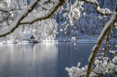 Fusine göllerinin güzel kış manzarası, İtalya