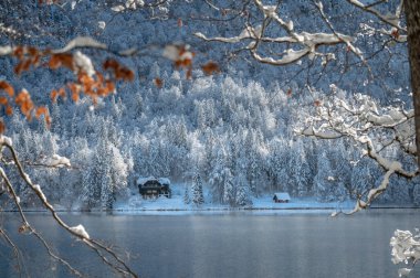 Fusine göllerinin güzel kış manzarası, İtalya