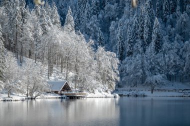 Fusine göllerinin güzel kış manzarası, İtalya