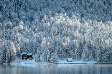 Fusine göllerinin güzel kış manzarası, İtalya