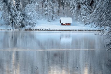 Fusine göllerinin güzel kış manzarası, İtalya