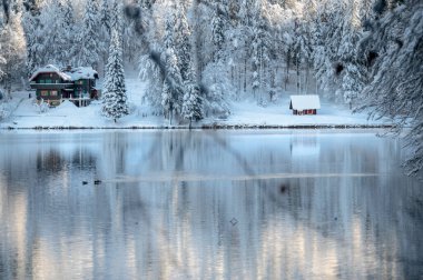Fusine göllerinin güzel kış manzarası, İtalya