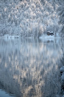 Fusine göllerinin güzel kış manzarası, İtalya