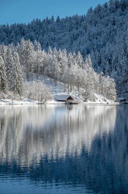 Fusine göllerinin güzel kış manzarası, İtalya