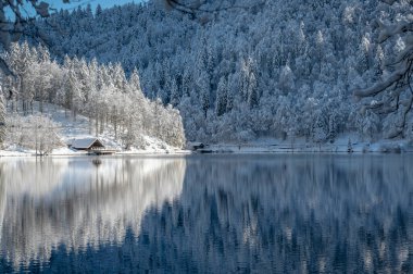 Fusine göllerinin güzel kış manzarası, İtalya