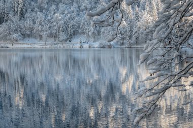 Fusine göllerinin güzel kış manzarası, İtalya
