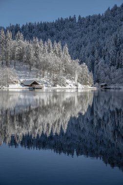 Fusine göllerinin güzel kış manzarası, İtalya