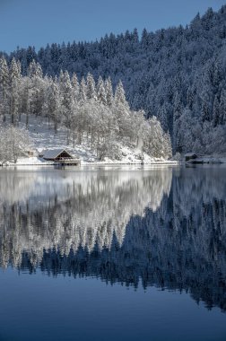 Fusine göllerinin güzel kış manzarası, İtalya