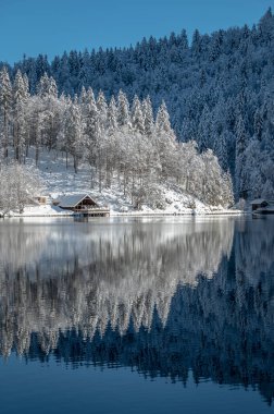 Fusine göllerinin güzel kış manzarası, İtalya