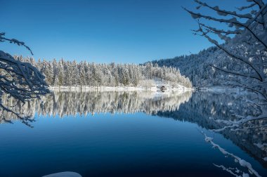 Fusine göllerinin güzel kış manzarası, İtalya