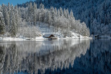 Fusine göllerinin güzel kış manzarası, İtalya