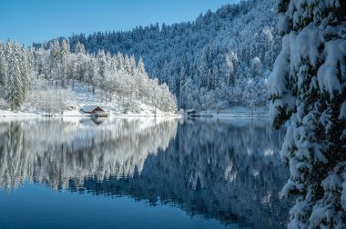 Fusine göllerinin güzel kış manzarası, İtalya