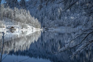Fusine göllerinin güzel kış manzarası, İtalya