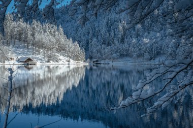Fusine göllerinin güzel kış manzarası, İtalya