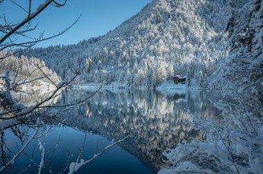 Fusine göllerinin güzel kış manzarası, İtalya