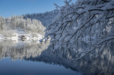 Fusine göllerinin güzel kış manzarası, İtalya