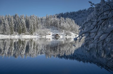 Fusine göllerinin güzel kış manzarası, İtalya