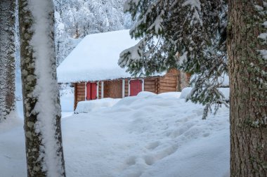 Fusine göllerinin güzel kış manzarası, İtalya