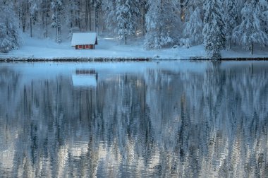Fusine göllerinin güzel kış manzarası, İtalya